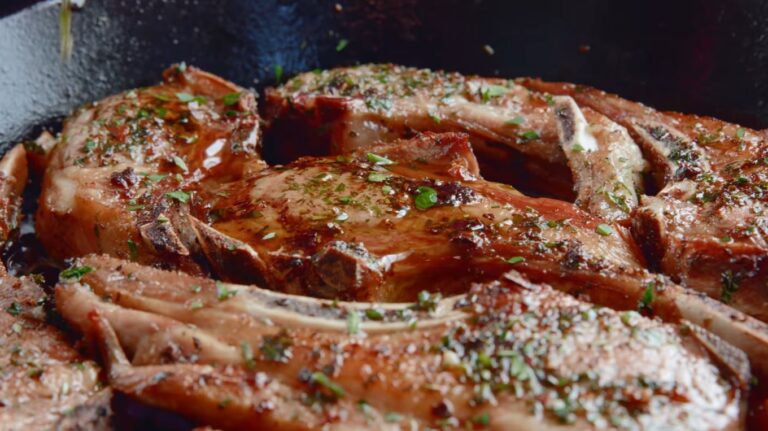 Côtelettes d'agneau à l'ail et aux fines herbes