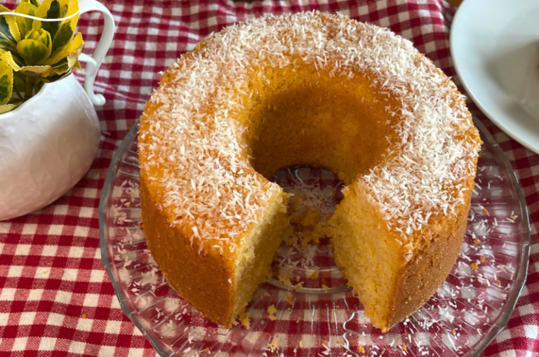 Easy and quick cornmeal and coconut cake