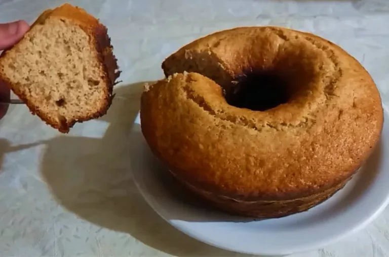 A banana and cinnamon cake